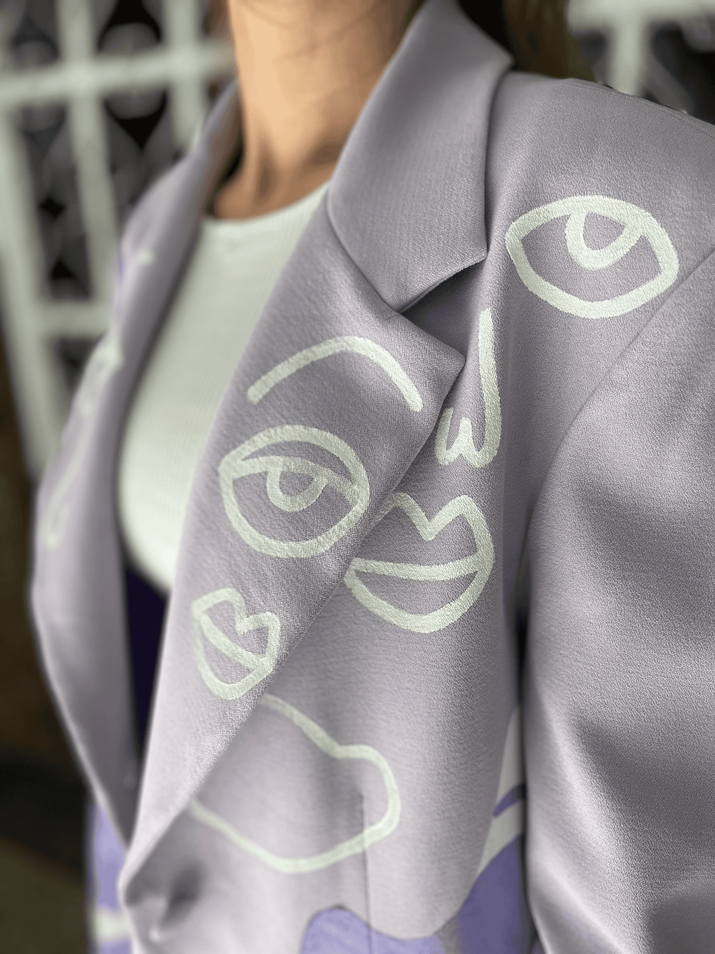Blazer oversized lilás pintado a mão