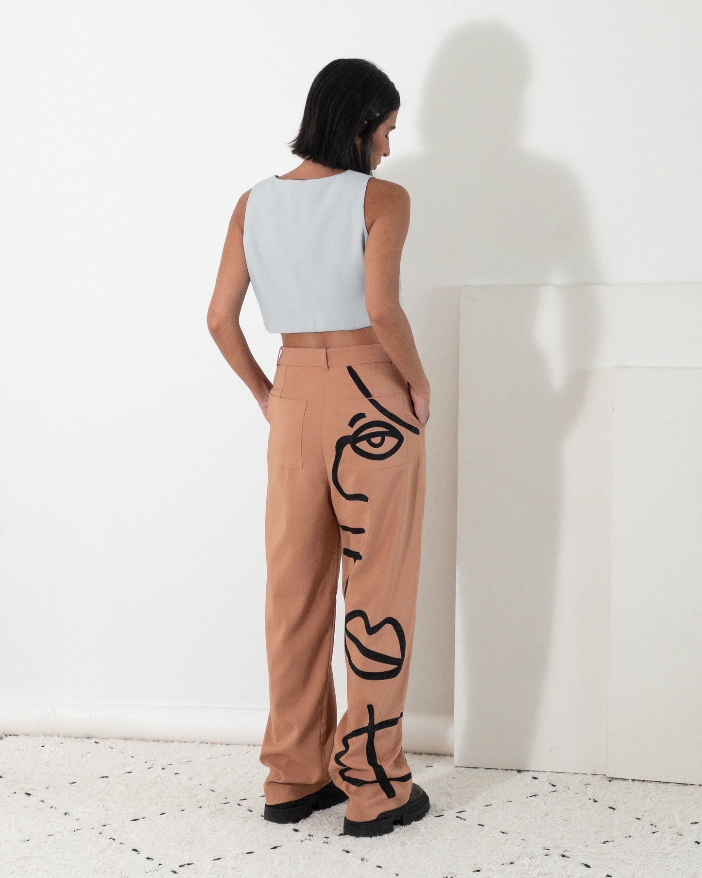 Calça de alfaiataria nude pintada à mão vista traseira - terezas