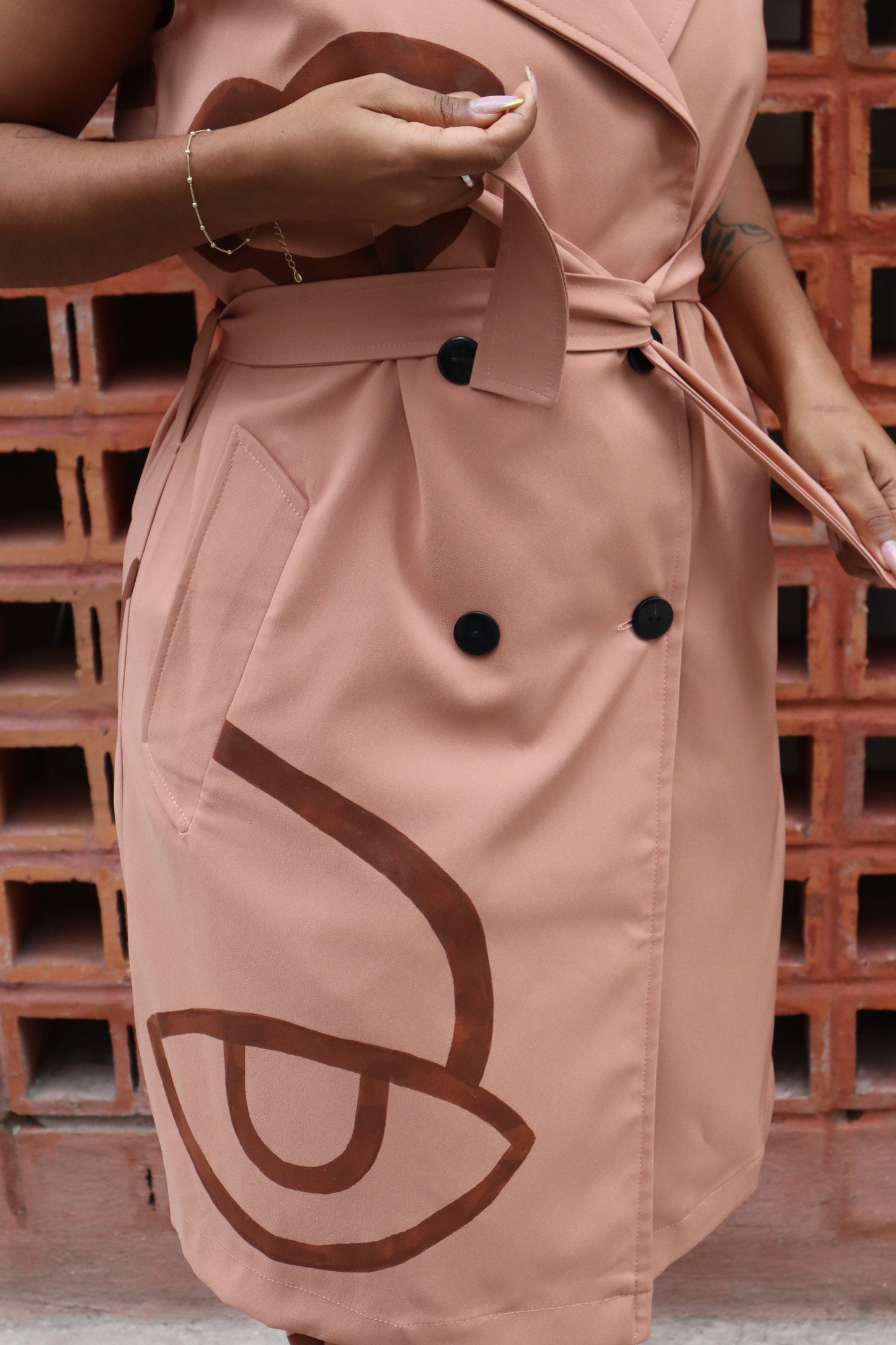 Trench colete pintado a mão - marrom