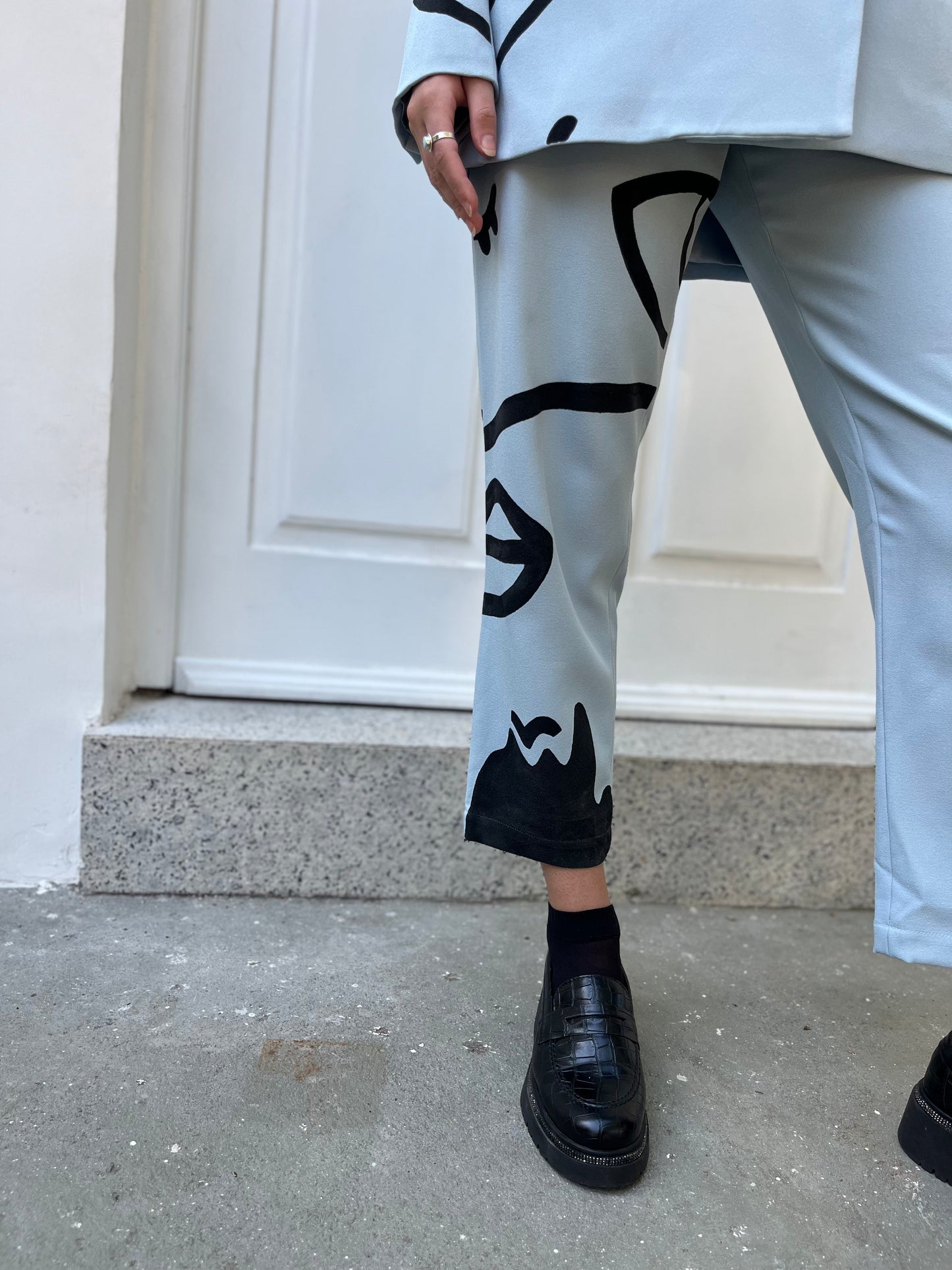 Calça alfaiataria azul pintada a mão