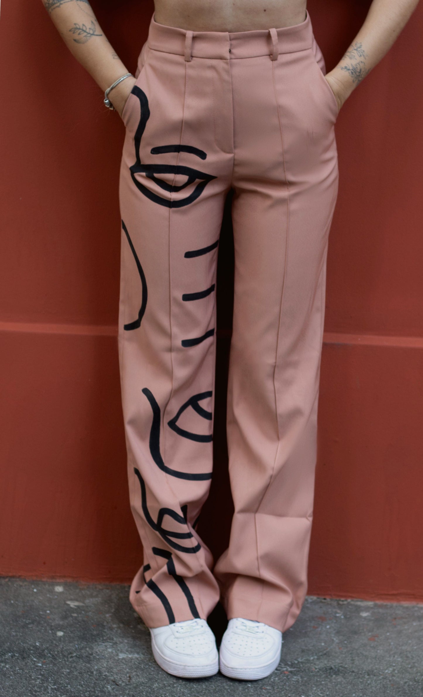 Calça de alfaiataria nude pintada à mão vista frontal - terezas