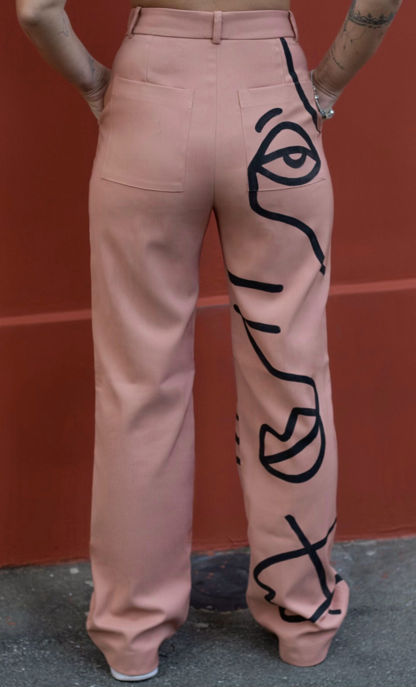 Calça de alfaiataria nude pintada à mão vista traseira, ampliada.