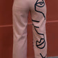 Calça de alfaiataria nude pintada à mão vista traseira, ampliada.